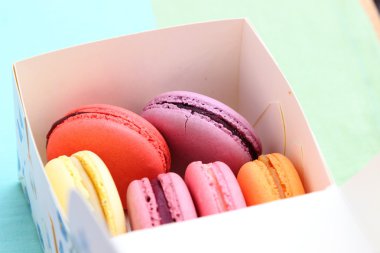 altı lezzetli tatlı renkli macarons kağıt kutusu