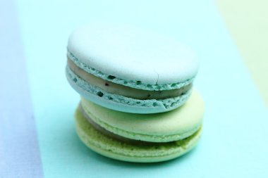 iki lezzetli tatlı renkli macarons üzerine açık mavi renkli