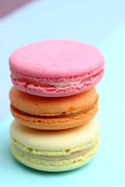 Drie smakelijke zoete kleurrijke macarons — Stockfoto