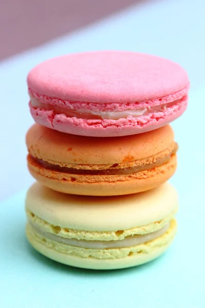 Üç lezzetli tatlı renkli macarons — Stok fotoğraf