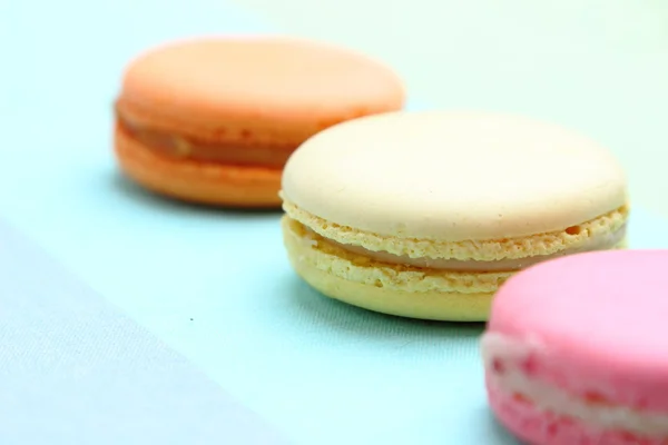 Tři chutné sladké barevné macarons — Stock fotografie