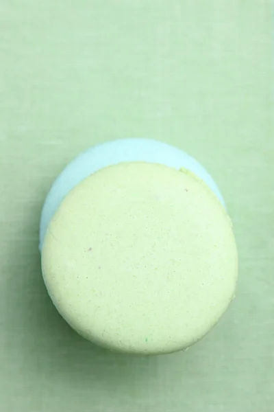 Twee smakelijke zoete kleurrijke macarons — Stockfoto