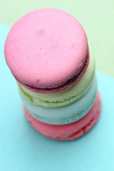 Dört tatlı renkli macaroons — Stok fotoğraf