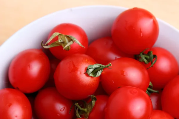 Tomates cherry en tazón —  Fotos de Stock