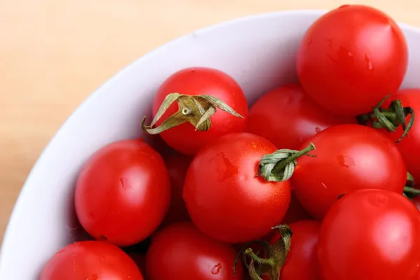 Tomates cerises dans un bol — Photo