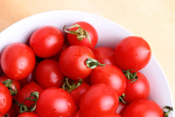 Tomates cereja em tigela — Fotografia de Stock