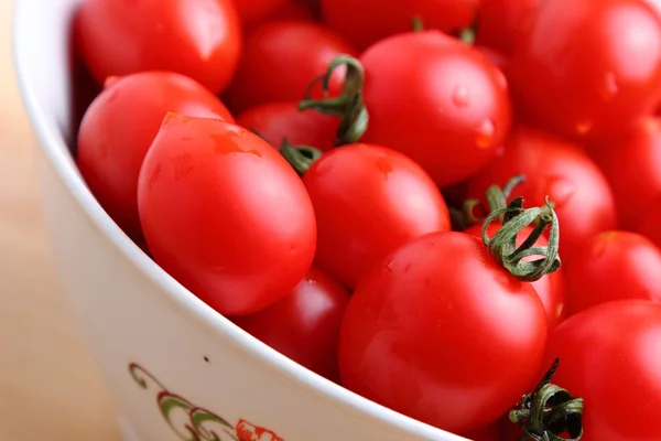 Tomates cereja em tigela — Fotografia de Stock