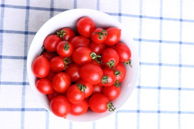 masa örtüsü üzerinde kase kiraz domates