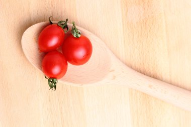 tahta kaşık kiraz domates