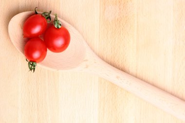tahta kaşık kiraz domates