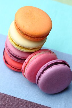 altı lezzetli tatlı renkli macarons