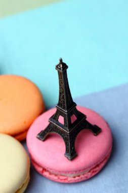 macaroons ve Eyfel Kulesi'ne heykelcik