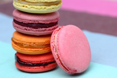 beş tatlı renkli macaroons