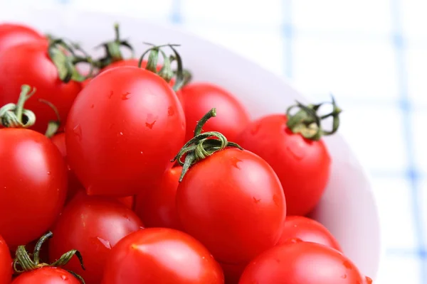 Tomates cherry en tazón sobre mantel — Foto de Stock