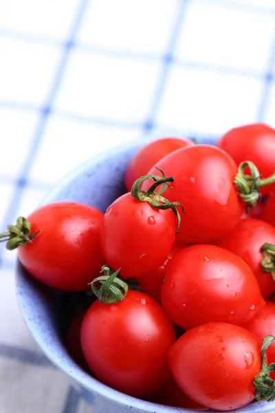 Masa örtüsü üzerinde kase kiraz domates — Stok fotoğraf