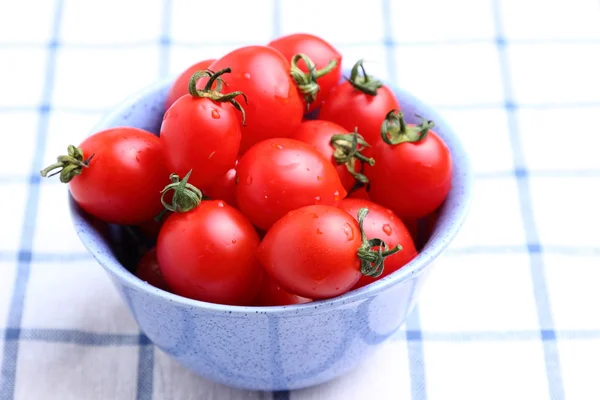 Tomates Cereja Tigela Fundo Toalha Mesa — Fotografia de Stock