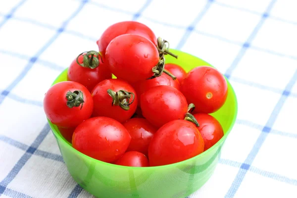 Tomates cherry en tazón sobre mantel — Foto de Stock