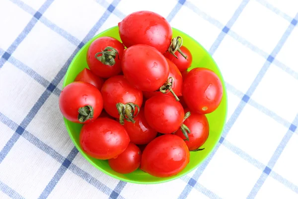 Cherry rajčata v misce na ubrus — Stock fotografie