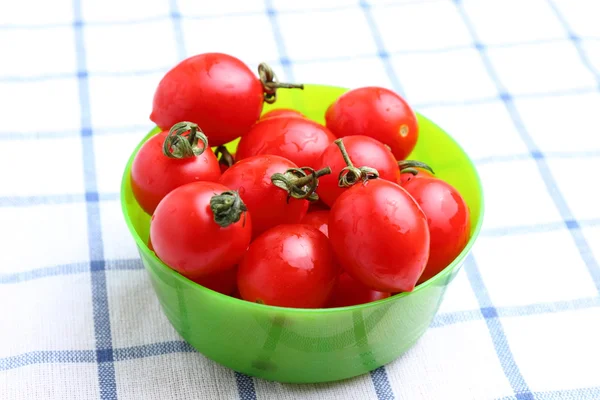 Tomates Cereja Tigela Fundo Toalha Mesa — Fotografia de Stock