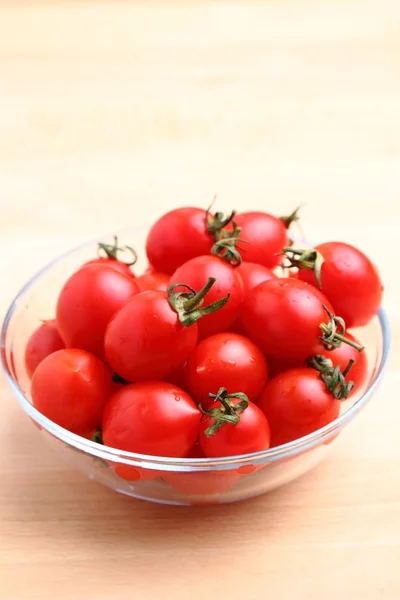 Cherry tomaten in kom — Stockfoto