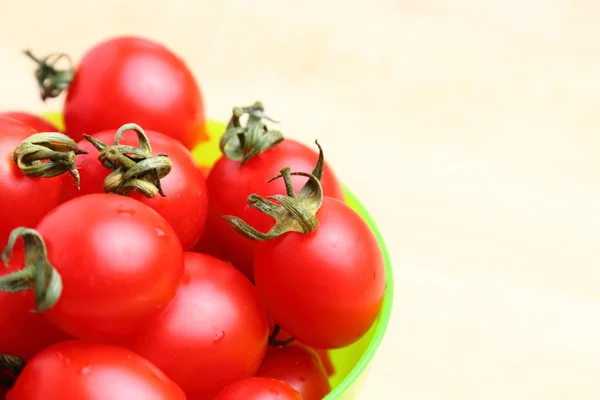 Tomates cherry en tazón —  Fotos de Stock