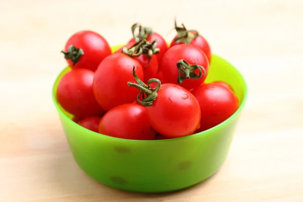 Tomates cereja em tigela — Fotografia de Stock