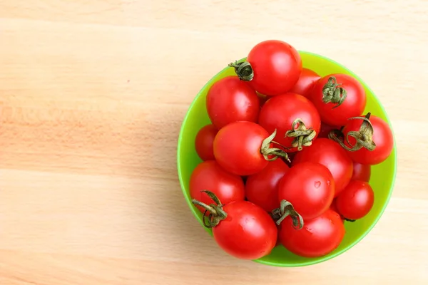 Tomates cereja em tigela — Fotografia de Stock