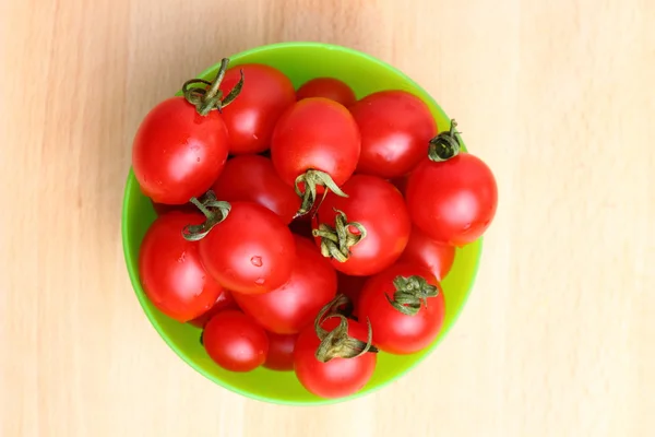 Tomates cherry en tazón —  Fotos de Stock