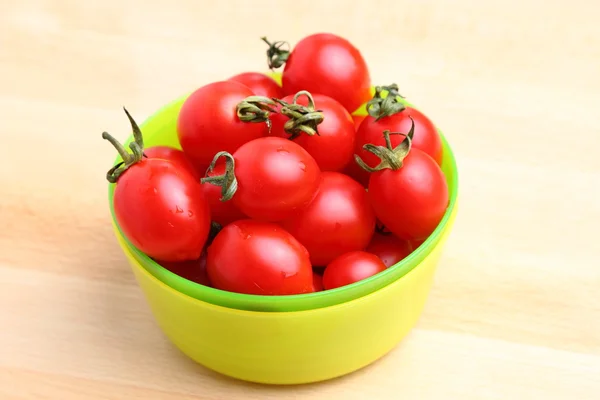 Cherry tomaten in kom — Stockfoto