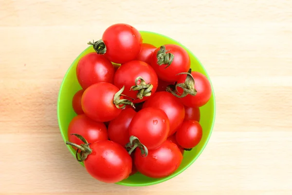 Tomates cereja em tigela — Fotografia de Stock