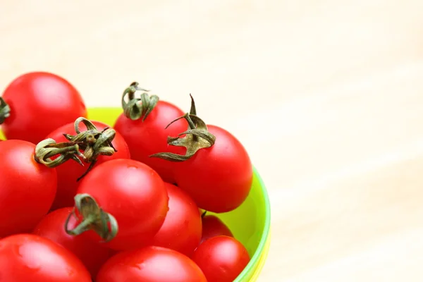 Tomates cereja em tigela — Fotografia de Stock