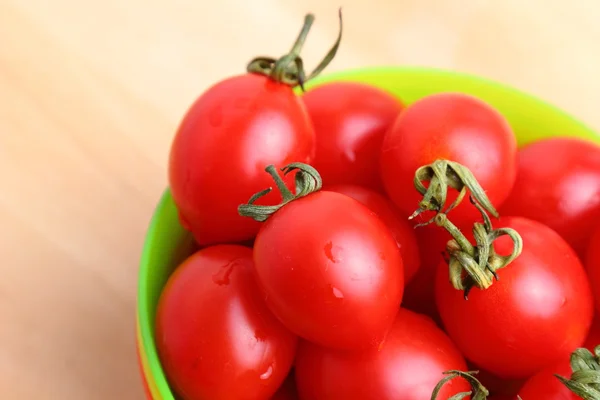 Tomates cherry en tazón —  Fotos de Stock
