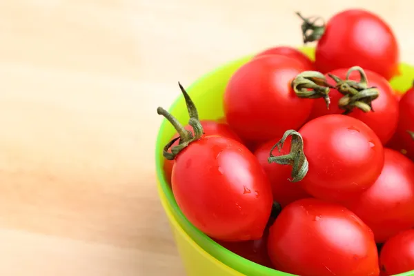 Tomates cherry en tazón — Foto de Stock