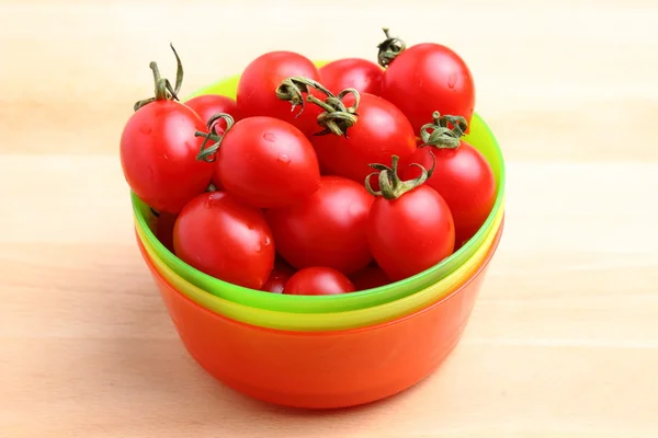 Tomates cereja em tigela — Fotografia de Stock