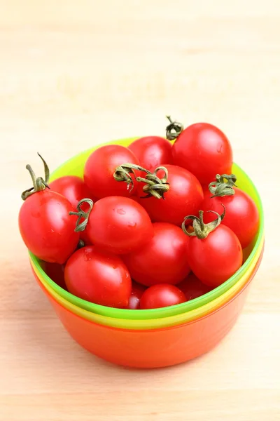 Tomates cherry en tazón — Foto de Stock