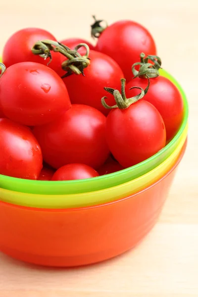 Tomates cherry en tazón —  Fotos de Stock