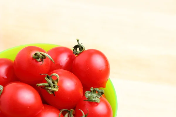 Tomates cereja em tigela — Fotografia de Stock