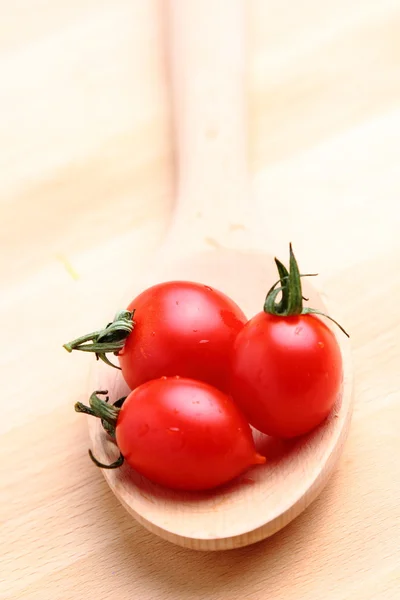 Tomates rojos cherry frescos en cuchara — Foto de Stock