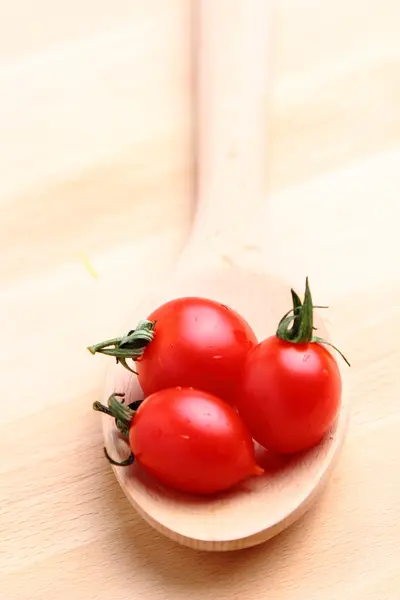 Tomates Cereja Com Colher Madeira Isolada Fundo Madeira — Fotografia de Stock