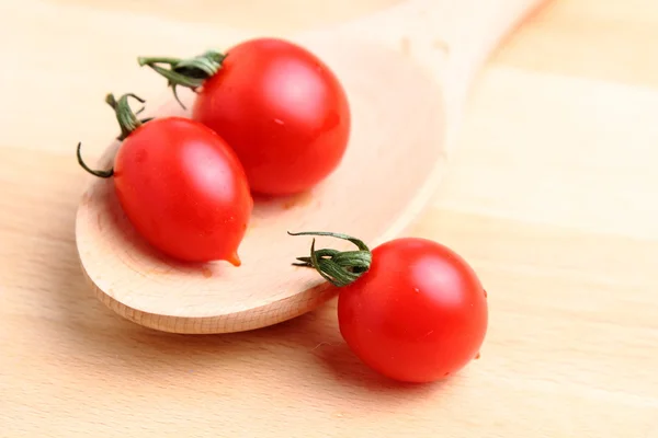 Tomates cherry en cuchara de madera —  Fotos de Stock