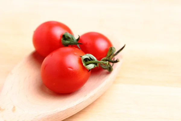 Tomates cherry en cuchara de madera —  Fotos de Stock