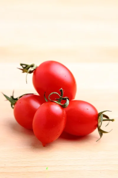 Čtyři čerstvé červené cherry rajčata — Stock fotografie