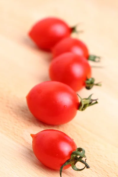 Cinco tomates cereja vermelhos frescos — Fotografia de Stock