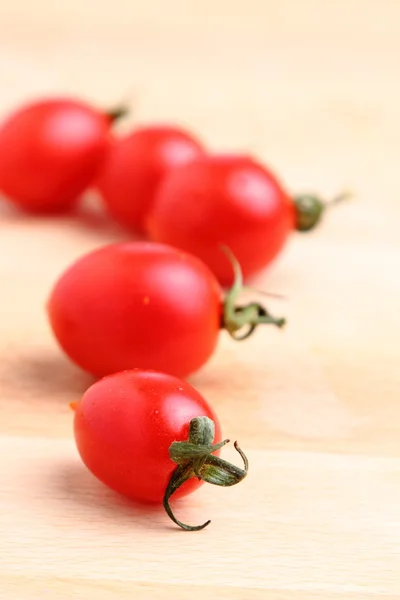 Cinco tomates cereja vermelhos frescos — Fotografia de Stock