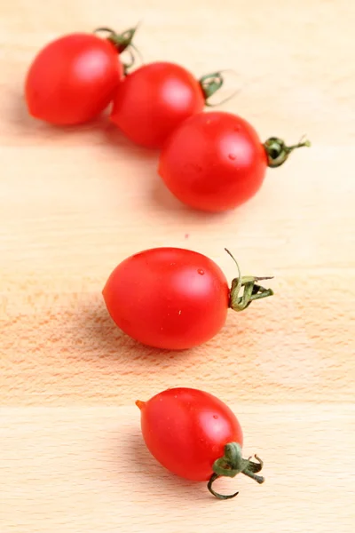Cinco tomates cereja vermelhos frescos — Fotografia de Stock