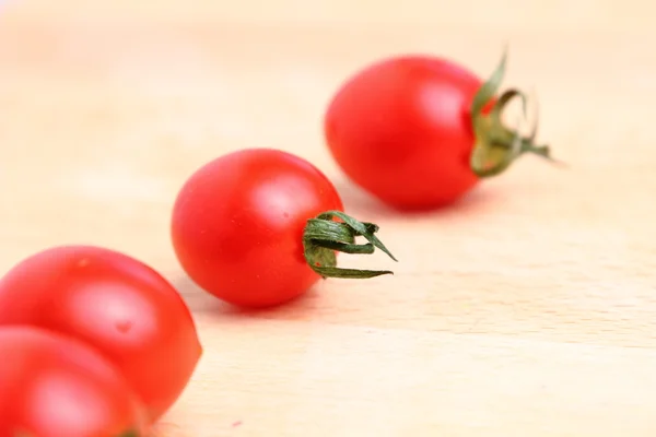 Quatro tomates cereja vermelhos frescos — Fotografia de Stock