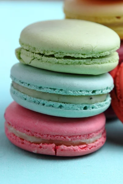 Tre söta färgglada macaroons — Stockfoto