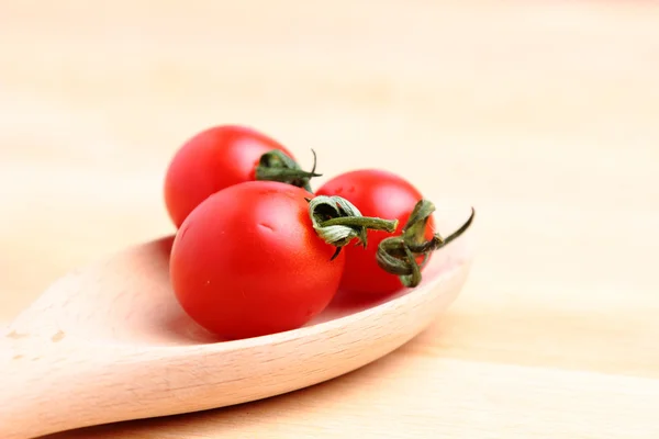 Tomates cerises dans une cuillère en bois — Photo