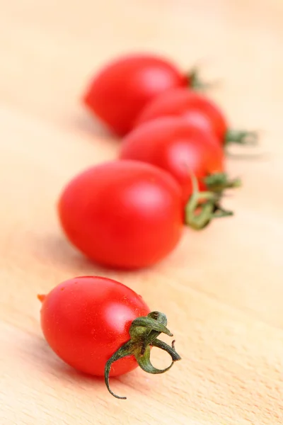 Pięć świeże czerwone pomidory cherry — Zdjęcie stockowe