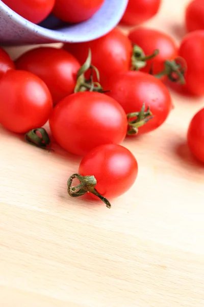 Tomates cherry en tazón —  Fotos de Stock